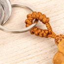 Myga Eco Schlüsselanhänger aus Schmuck mit umweltfreundlichem Design, glänzend und stilvoll, auf weißem Hintergrund fotografiert.