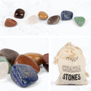 Chakra-Steine Schmuck von Myga Eco mit bunten, natürlichen Edelsteinen zur energetischen Harmonisierung, auf weißem Hintergrund.