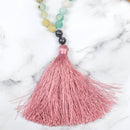 Schmuck Mala Perlenkette mit Amazonit-Steinen von Myga Eco, handgefertigt, mit naturfarbenen Perlen und silberner Verschluss.
