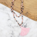 Schmuck Mala Perlenkette mit Labradorit und Rosenquarz, handgefertigt von Myga Eco, zeigt funkelnde Edelsteinperlen.