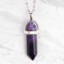 Versilberte Halskette mit lila Achat Anhänger, eleganter Schmuck von Myga Eco, detailreiche Verarbeitung, glänzendes Silber.