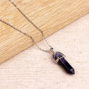 Versilberte Halskette mit lila Achat Anhänger, eleganter Schmuck von Myga Eco, filigranes Design, glänzende Oberflächen.