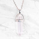 Versilberte Halskette mit Anhänger aus transparentem Quarz, eleganter Schmuck von Myga Eco, detailreiche Ansicht