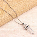 Versilberte Halskette mit Anhänger aus transparentem Quarz, eleganter Schmuck von Myga Eco, detailreiche Nahaufnahme