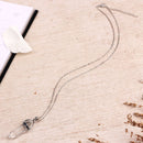 Versilberte Halskette mit transparentem Quarz-Anhänger, eleganter Schmuck von Myga Eco, detailreiches Design, natürlicher Kristall.