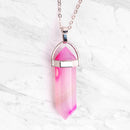 Versilberte Halskette mit rosafarbenem Achat-Anhänger, eleganter Schmuck von Myga Eco, detailreiche Kette mit Edelstein.