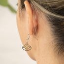 Myga Eco Ohrringe mit Hamsa, Lotus- oder Om-Symbol, detailreiche Schmuckstücke aus nachhaltigem Material