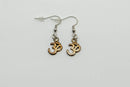 Ohrringe mit Hamsa, Lotus und Om Symbolen aus Schmuck von Myga Eco, detailreiche goldene Anhänger an Ohrsteckern
