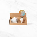 Eine kleine braune Papp-Geschenkbox mit einem rohen Stück weißem Geodenquarz und einem passenden Quarz-Pfeilspitzen-Anhänger an einer schwarzen Kordel, beschriftet mit „Gift of Clarity“ (Geschenk der Klarheit).