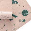 Beige myga eco space dino yogamatte mit dunkelgrünen weltall-motiven für kinder bei mana shop