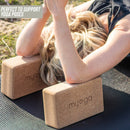 Kork Yogablock von Myga Eco, perfekt für Yoga-Übungen, aus nachhaltigem Kork gefertigt, auf einer Yoga-Matte liegend