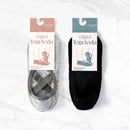 Schwarze Myga Eco Yogakleider mit rutschfesten Yoga-Socken, Nahaufnahme der grippe Oberfläche und elastischer Passform.