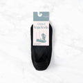 Schwarze Myga Gripped Yoga-Socken aus der Yoga-Kleidungslinie, mit rutschfesten Sohlen für sicheren Halt beim Yoga.