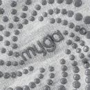Schwarze Myga Eco Yogakleider mit rutschfesten Yoga-Socken, Nahaufnahme der rutschfesten Sohle und elastischem Material.