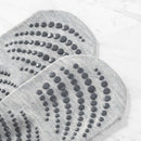 Schwarze Myga Eco Yogakleider mit rutschfesten Yoga-Socken, bequem und atmungsaktiv für Yogaübungen.