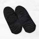 Schwarze rückenfreie Yoga-Socken von Myga Eco mit Kreuzriemen, Griffen und rutschfester Sohle für Yogapraxis.