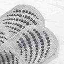 Schwarze rückenfreie Yoga-Socken von Myga Eco mit Kreuzriemen, Griffen und rutschfester Sohle für Yoga und Fitness.