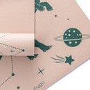 Bunte Myga Eco Space Dino Yogamatte für Kinder mit Dinosaurier-Design, rutschfest und umweltfreundlich für Yoga und Spiel.