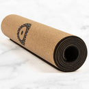 Myga Eco Kork Yogamatte XL auf weichem Boden, rutschfest und umweltfreundlich für Yogaübungen.