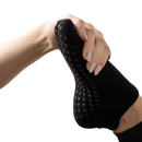 Schwarze Myga Grip Yoga Socken, strukturierte Kleidersocken mit Anti-Rutsch-Beschichtung für sicheren Halt beim Yoga.
