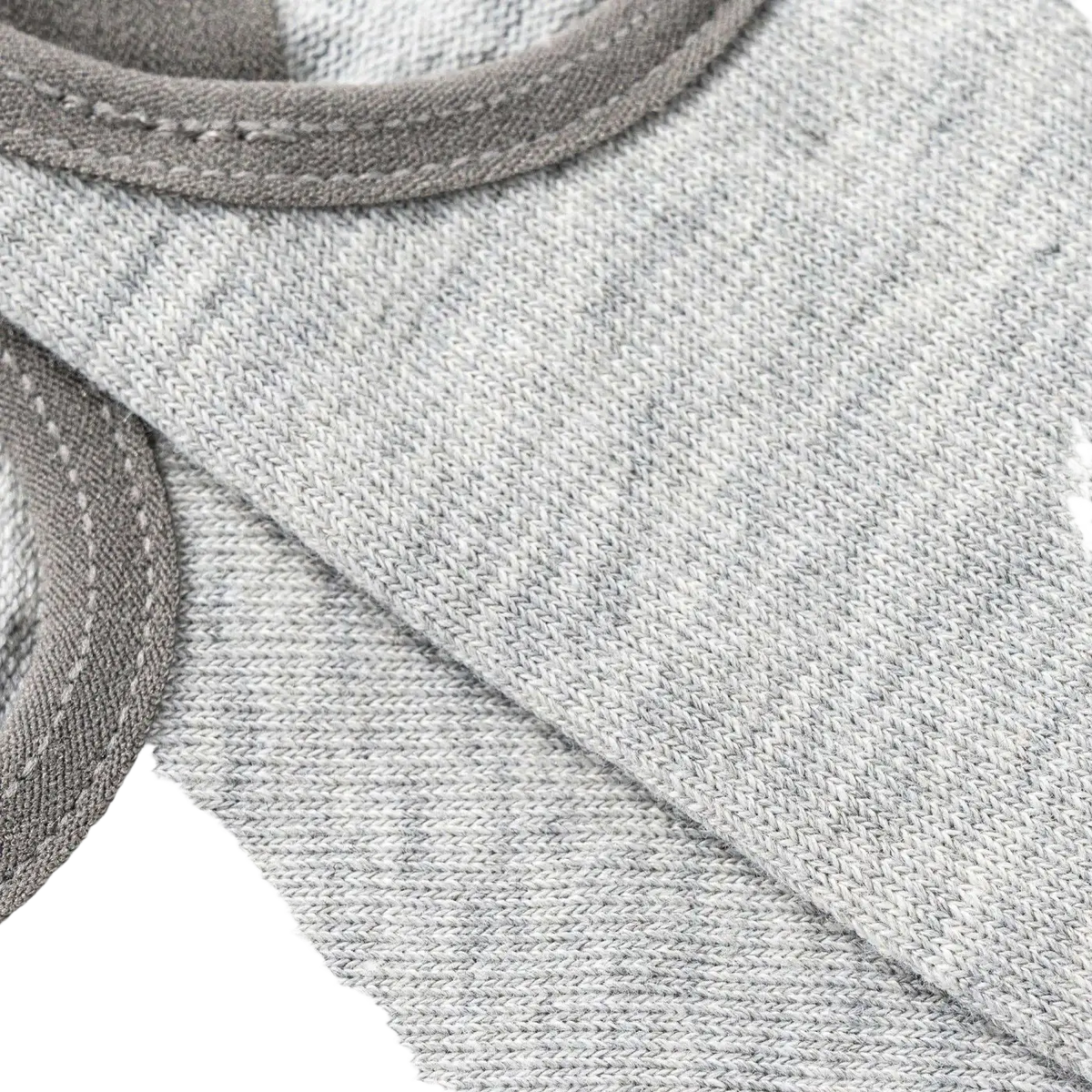 Schwarze Myga Gripped Yoga-Socken für sicheren Halt beim Yoga, aus der Myga Eco Yogakleider Kollektion, auf grauem meliertem Hintergrund
