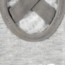 Grauer strickpullover mit geripptem ausschnitt und grauen elastischen trägern über der brust für myga gripped yoga-socken schwarz im mana shop
