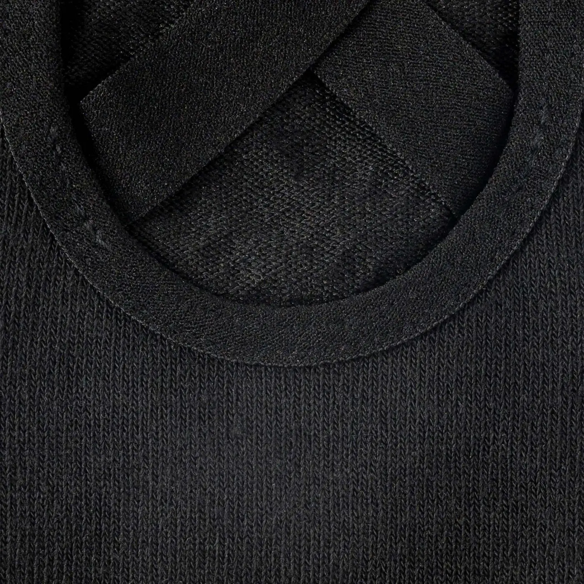 Schwarze Myga Gripped Yoga-Socken aus elastischem, geripptem Material für sicheren Halt beim Yogaübungen.