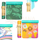 Grüne myga kids yoga matte mit dinos, blatt- und tierprint, gerollt in türkis farbiger hülle warrior pose von mana shop