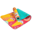 Eine myga kids yoga matte mit buntem spielerischem eis und donut design in pink gelb orange und teal aus rutschfestem material