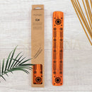 Orangefarbener räucherstäbchenhalter aus natürlichem ulmenholz mit schwarzem sonnen- und blumenmotiv von mana shop