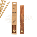 Räucherstäbchenhalter aus natürlichem ulmenholz in yin-yang form mit goldfarbenen sternen und myoga verpackung von mana shop
