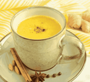 Bio Goldene Milch Latte von myvial mit 7 ayurvedischen Zutaten, zeigt das goldene Pulver in einem Glas auf weißem Hintergrund.