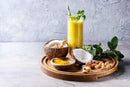 Bio Goldene Milch Latte von myvial mit 7 ayurvedischen Zutaten, in einer Packung mit 100g, zeigt die goldene Milchmischung in einer Schale