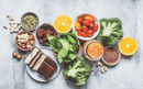 Vegan Bio Eisen + Vitamin C Tabletten von myvial, 180 Presslinge, Nahaufnahme der Tabletten in einer Verpackung