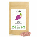 Vegan Bio OPC Kapseln mit Traubenkernpulver und Vitamin C, Nahrungsergänzung, 120 Stück, von myvial auf weißem Hintergrund