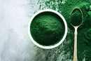 Bio Spirulina Pulver von myvial, veganes Nahrungsergänzungsmittel in 250 g Pulverform, grüne Spirulina Blattmasse.