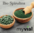 Bio Spirulina Tabletten von myvial, vegane Nahrungsergänzung, 240 Presslinge in einer offenen Packung sichtbar.