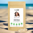 Drei myvial Anti-Stress Kapseln mit Tulsi, GABA und Ashwagandha in einer weißen Verpackung, Nahaufnahme der Nahrungsergänzung.