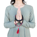 Nala halskette aus holzperlen mit onyx in schwarz und tiefrot mit silber akzent und roten tasseln für mana shop buddha anhänger yeti mala