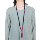 Nala halskette aus holzperlen mit onyx, schwarz und rot, silberner buddha anhänger mit passender quaste von mana shop