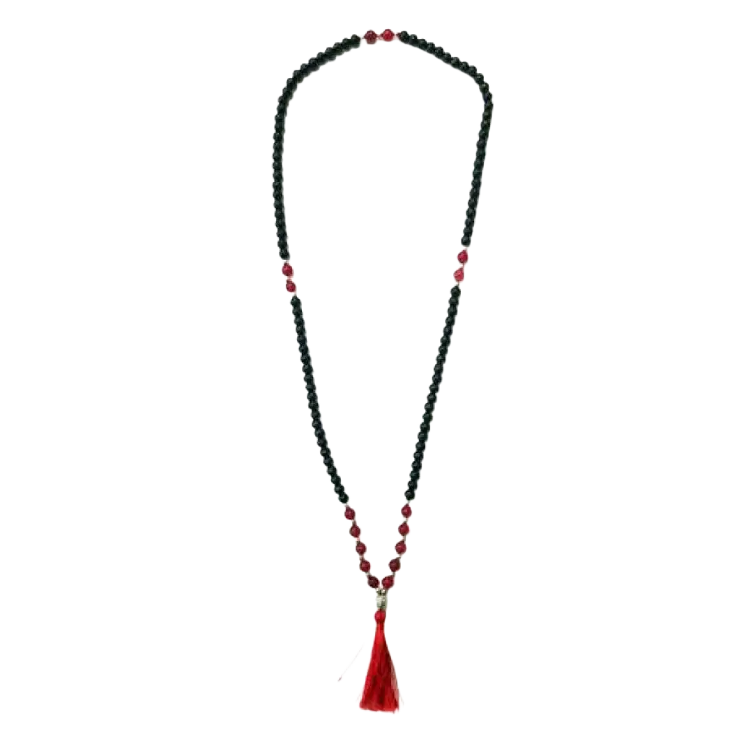 Holzperlen-Halskette mit Onyx von Yak & Yeti, schwarzer und roter Schmuck, zeigt elegante Perlen und Naturmaterialien.