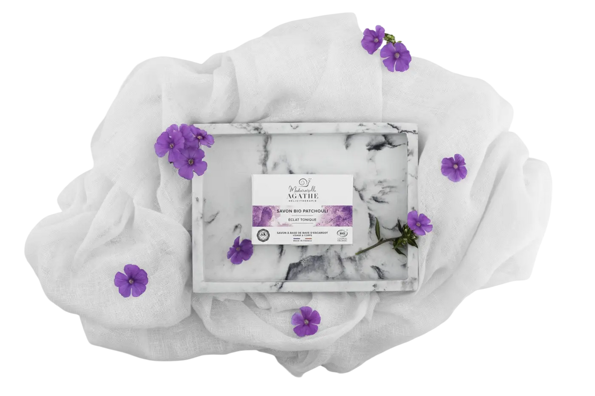 Rechteckige Bio-Patchouli-Seife von Mademoiselle Agathe mit natürlichem Duft und tonisierendem Glanz, ideal für die Hautpflege.