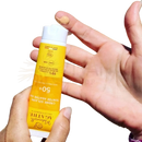 Gelbe tube agathe naturals sonnencreme bio sonnenschutz spf 50+ mit mineral filters und weißem deckel am strand gehalten mana shop