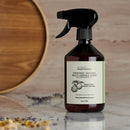 Dunkle bernsteinfarbene glasflasche mit schwarzem spraykopf und geriffeltem verschluss natürlicher multi surface cleaner mit grosso lavendel 500 ml
