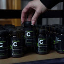 Natürliches vitamin c feelssupreme flasche schwarz mit grünem etikett und ascorbinsäure aus natürlicher quelle