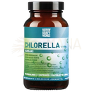 Braune glasflasche mit schwarzem verschluss und blauem label naturkraftwerke chlorella ishigaki presslinge 150g