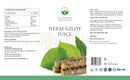 Neem giloy saft in einer klaren glasflasche mit weißem etikett und grünem blattmotiv von ayurveda specialist