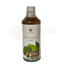 Eine klare plastikflasche mit bernsteinfarbigem neem giloy saft und weiß-grüner etikette für ayurveda spezialisten