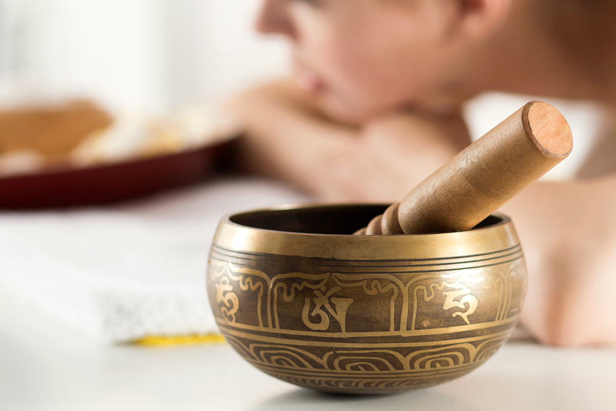 Messing-Klangschale mit Holzschlägel für Yoga und Meditation