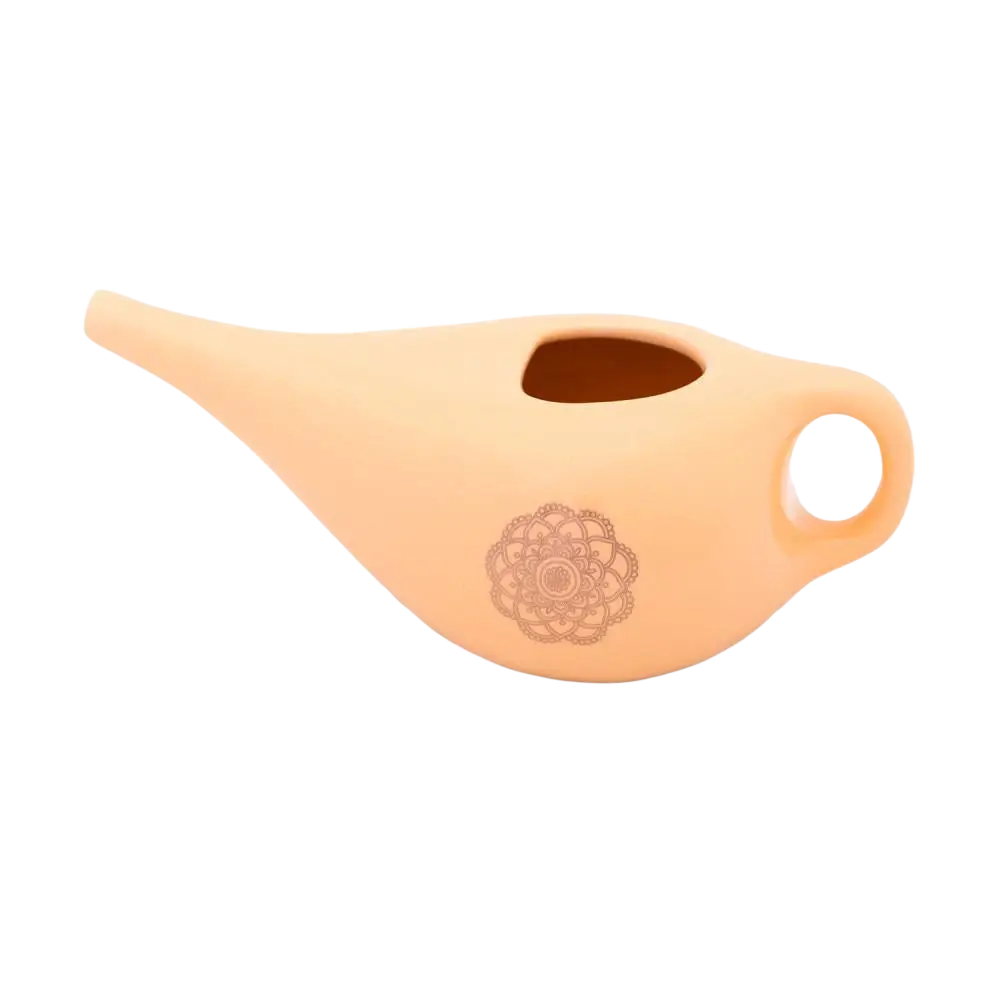 Bodynova Neti Nasenspülkännchen 250 ml in Mandala Mango Design, Gesicht mit pfirsichfarbenem Hintergrund, für Nasenreinigung